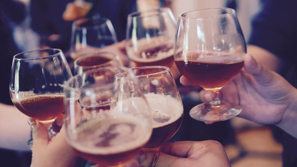Un groupe d'amis portant un toast à la bière, célébrant la camaraderie et les moments de joie.